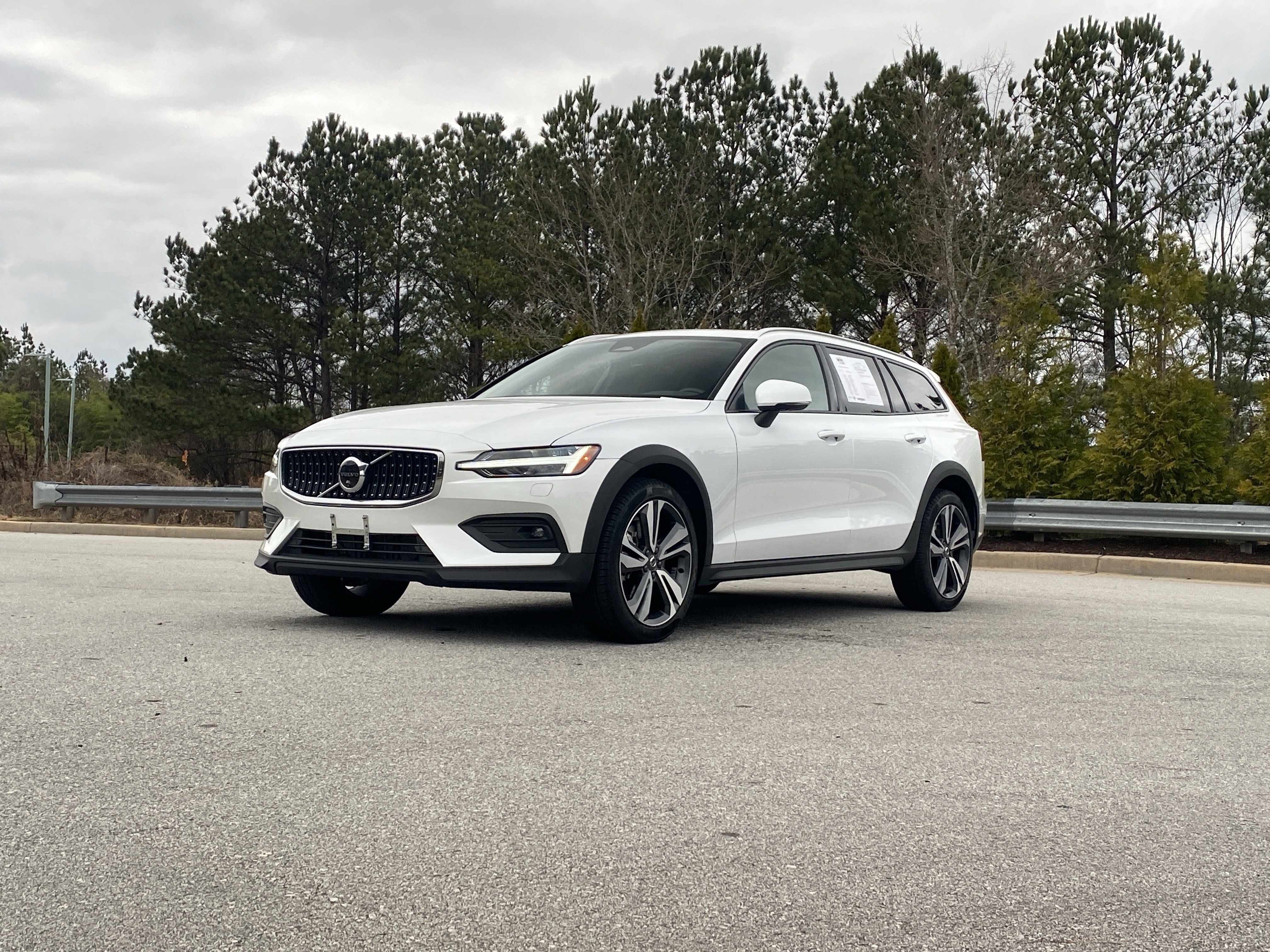 Used 2025 Volvo V60 B5 Cross Country Plus image 15