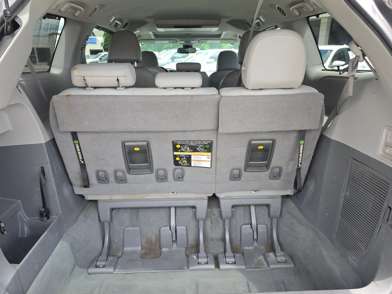 Used 2020 Toyota Sienna XLE Premium FWD image 17