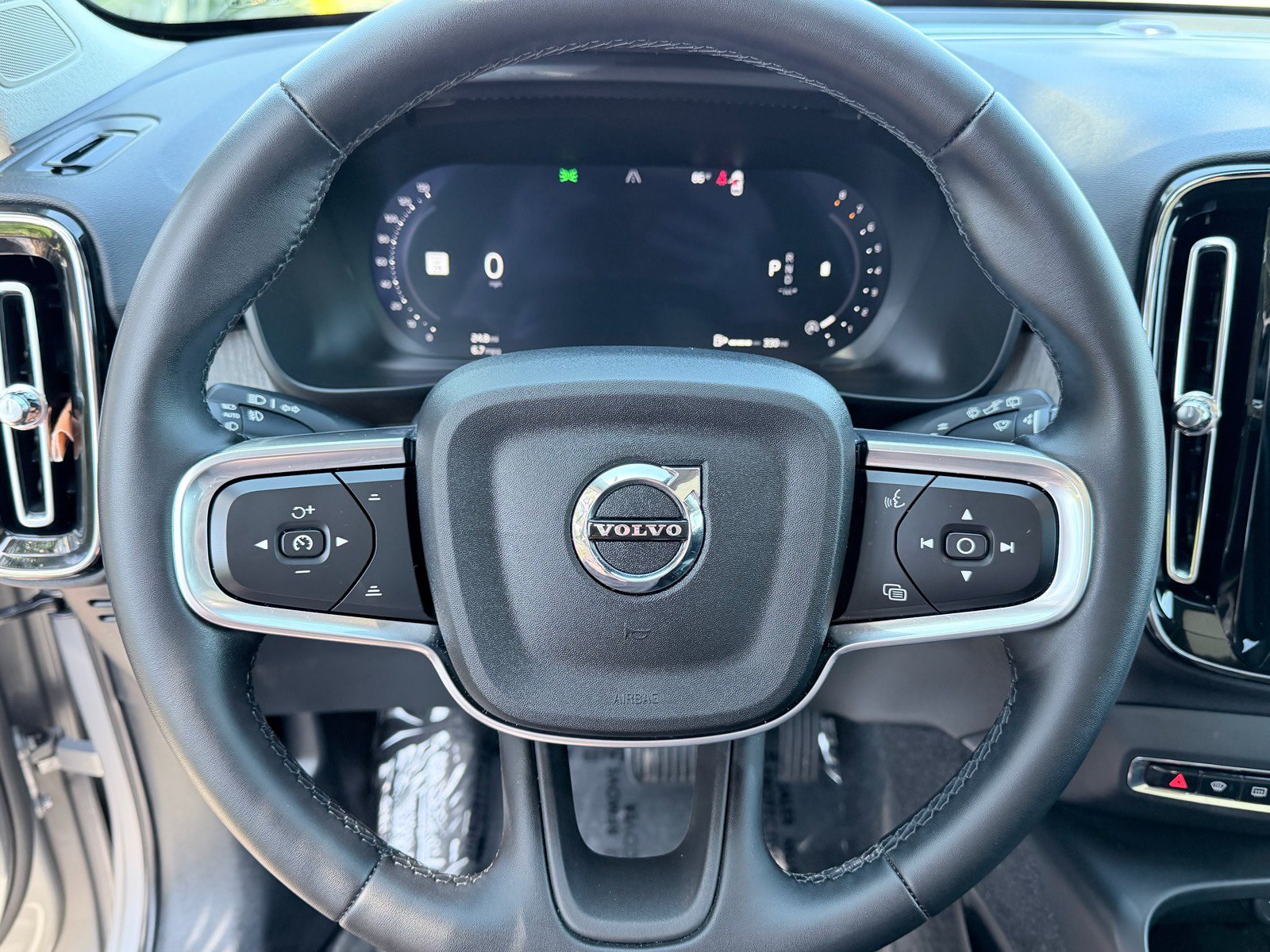 Used 2025 Volvo XC40 B5 Plus AWD/4WD image 13
