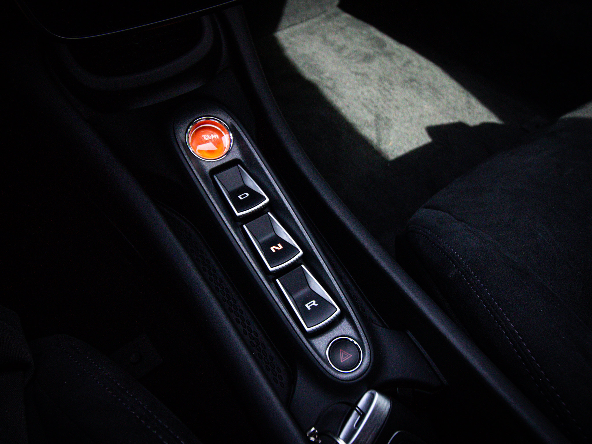 Used 2025 McLaren Artura RWD image 28