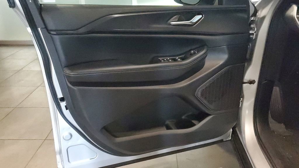 Used 2025 Jeep Grand Cherokee Laredo X image 20