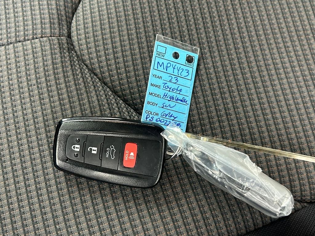 Used 2023 Toyota Highlander LE image 25