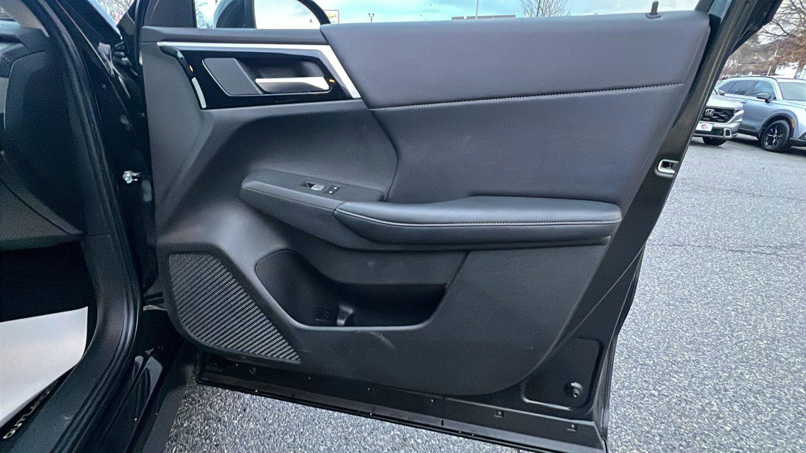 Used 2024 Mitsubishi Outlander SE image 12