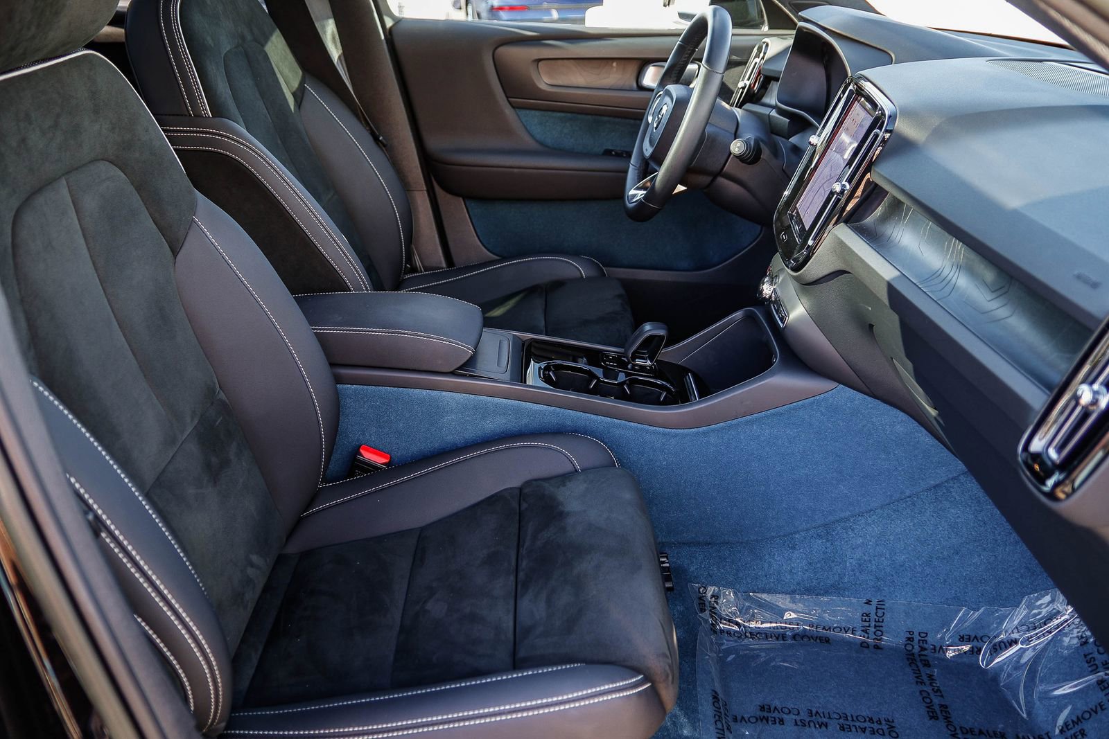 Used 2023 Volvo XC40 Recharge Plus image 19