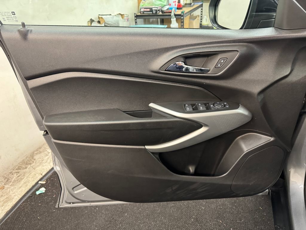 Used 2025 Chevrolet Trax RS FWD image 14