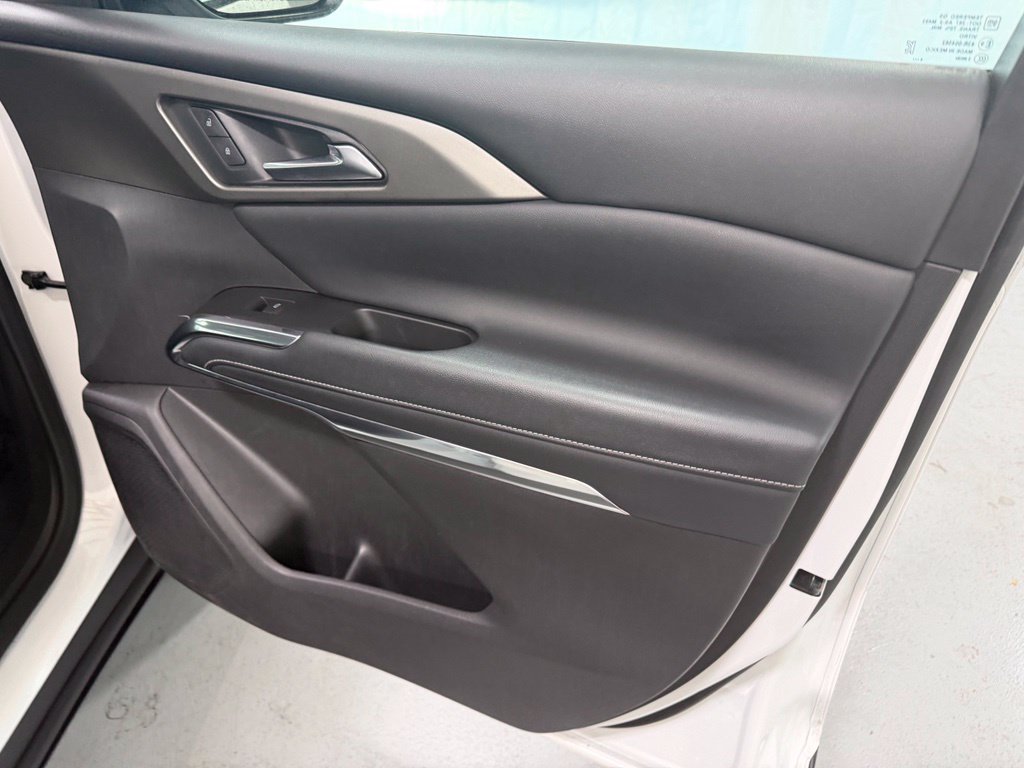 Used 2025 Chevrolet Traverse LT FWD image 17