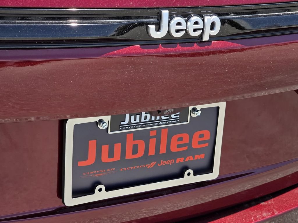 Used 2025 Jeep Grand Cherokee Summit AWD/4WD image 39