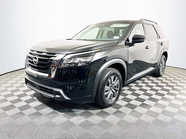 Used 2025 Nissan Pathfinder SV image 4