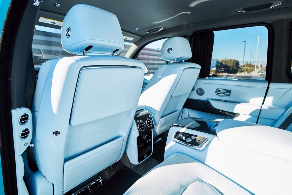 Used 2022 Rolls-Royce Cullinan Black Badge w/ Dark Exterior Package image 36