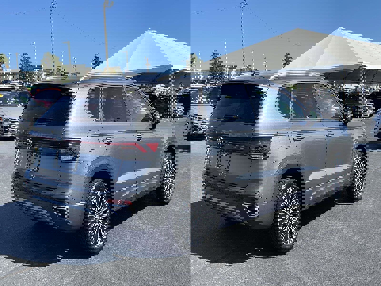 Used 2025 Volkswagen Taos SE w/ Panoramic Sunroof Package FWD image 7