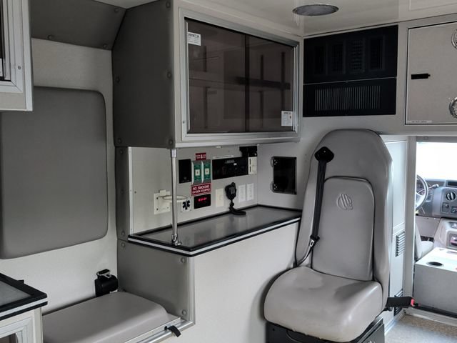 Used 2013 Ford E-450 and Econoline 450 Super Duty w/ Ambulance Prep Pkg RWD image 9