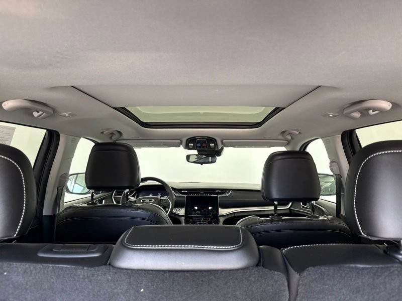 Used 2024 Jeep Grand Cherokee Limited AWD/4WD image 9