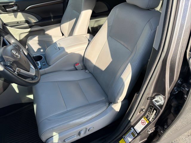 Used 2015 Toyota Highlander Limited Platinum AWD/4WD image 16