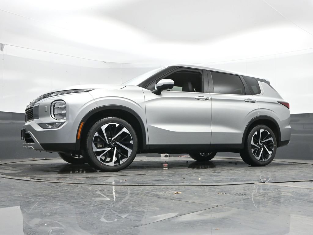 Used 2024 Mitsubishi Outlander SE image 49