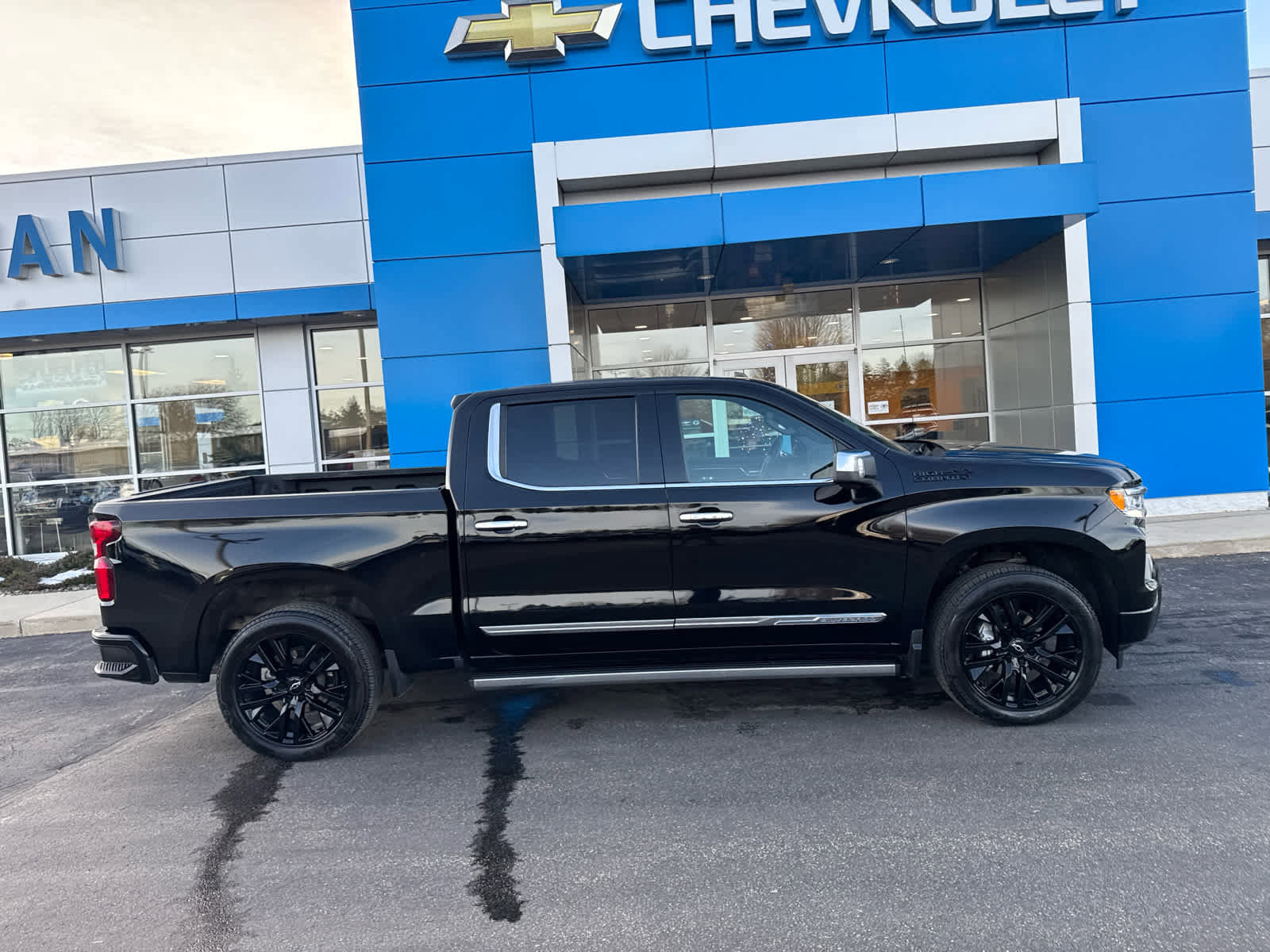 Used 2023 Chevrolet Silverado 1500 High Country w/ High Country Premium Package image 3