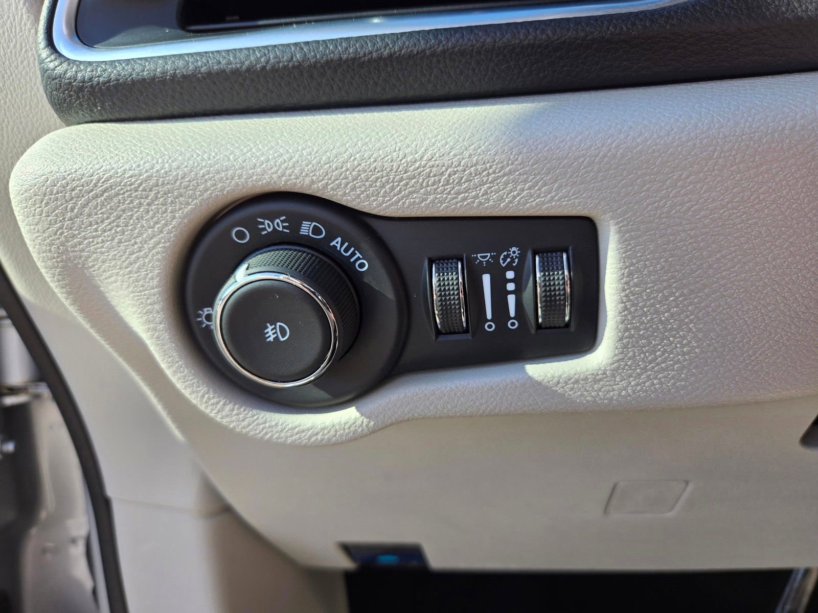 Used 2024 Chrysler Pacifica Limited image 17