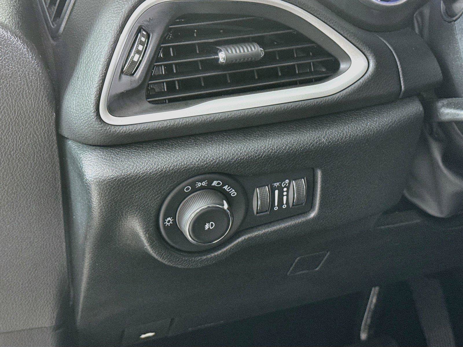 Used 2025 Chrysler Pacifica Select FWD image 14
