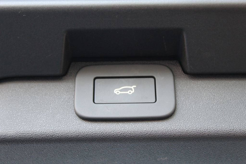 Used 2025 Land Rover Discovery Dynamic SE image 27