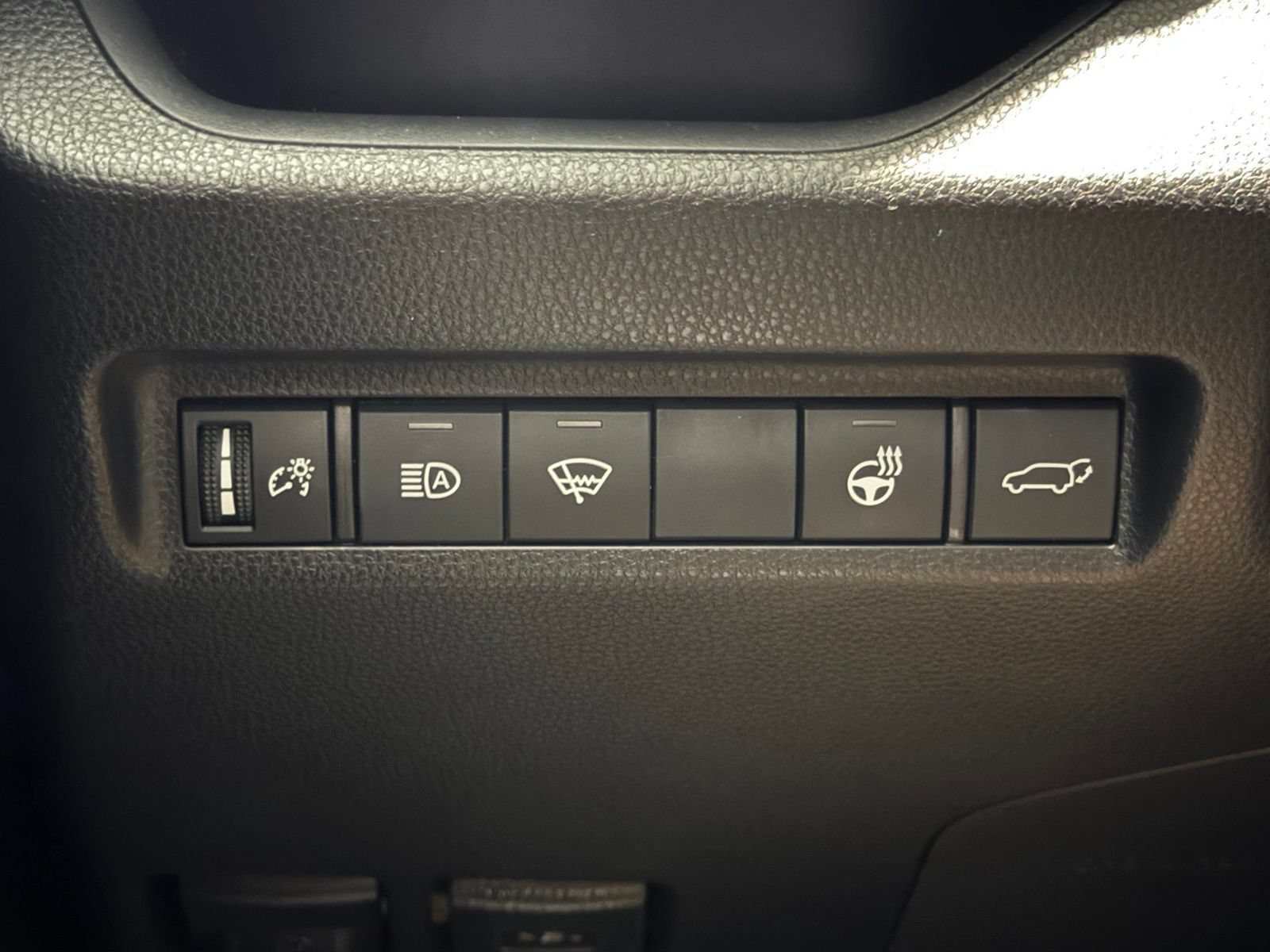 Used 2020 Toyota RAV4 XLE Premium AWD/4WD image 31