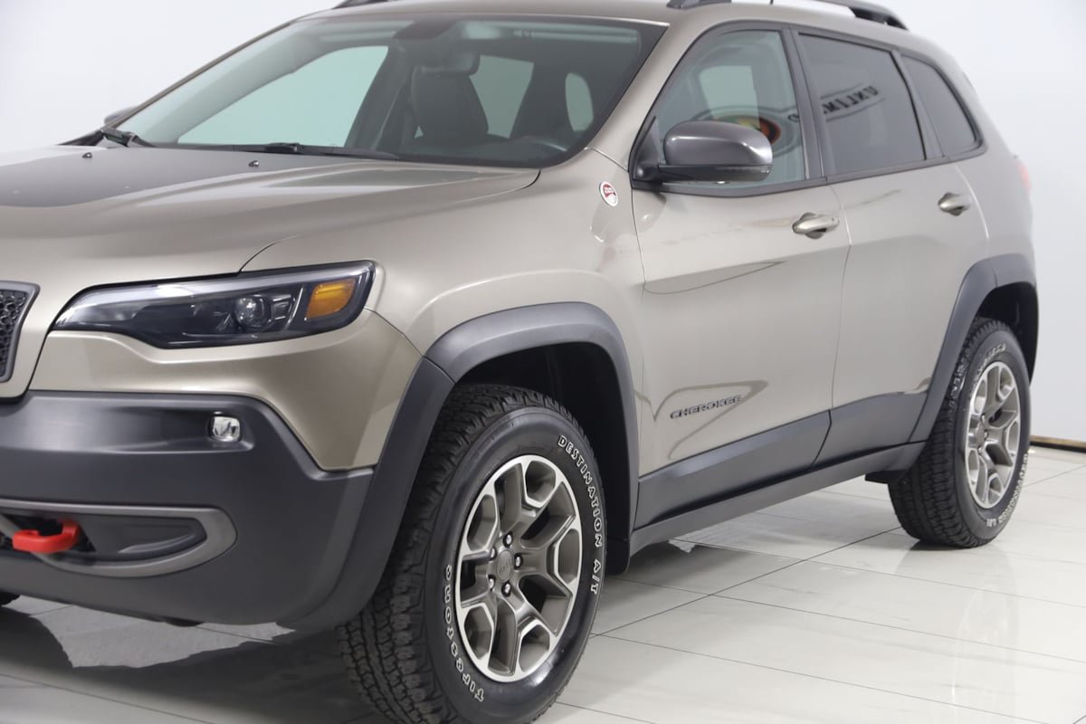 Used 2020 Jeep Cherokee Trailhawk w/ Cold Weather Group AWD/4WD image 48