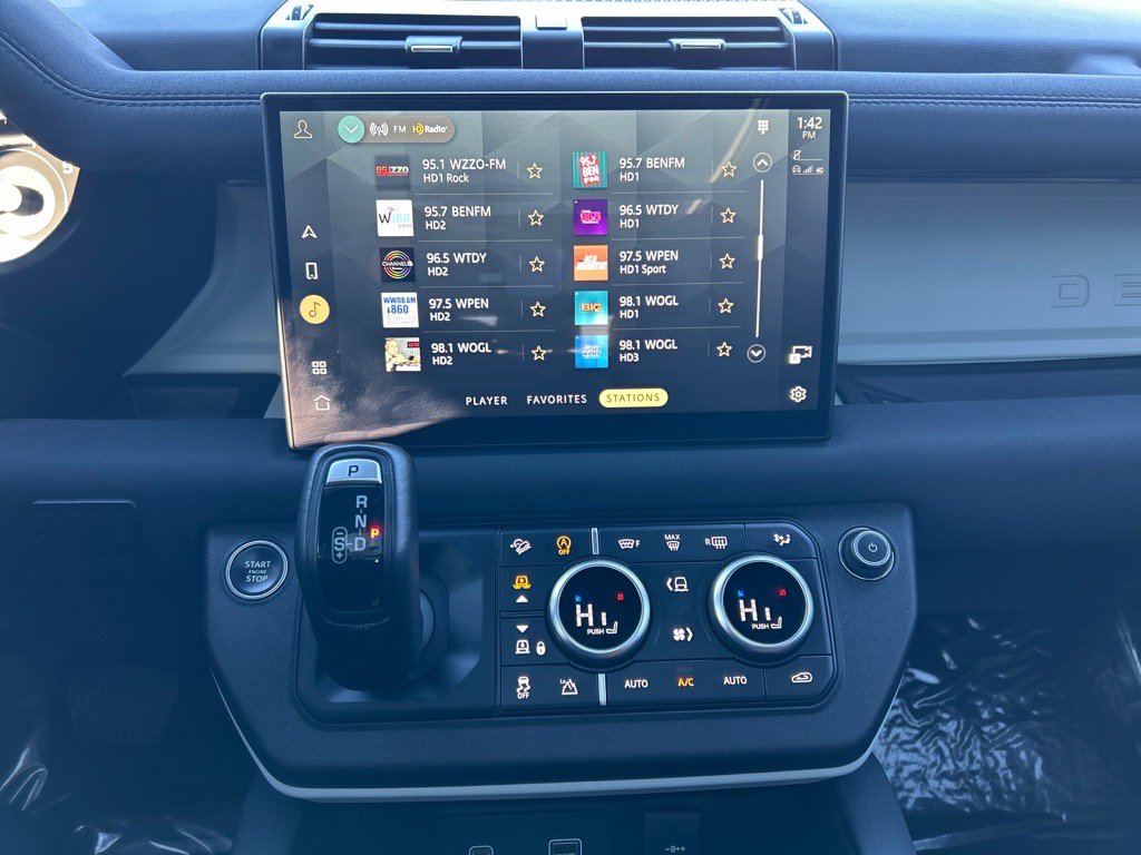 Used 2023 Land Rover Defender 130 X-Dynamic SE image 31