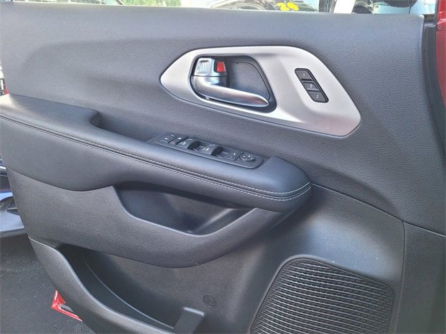 Certified 2025 Chrysler Pacifica Limited image 13