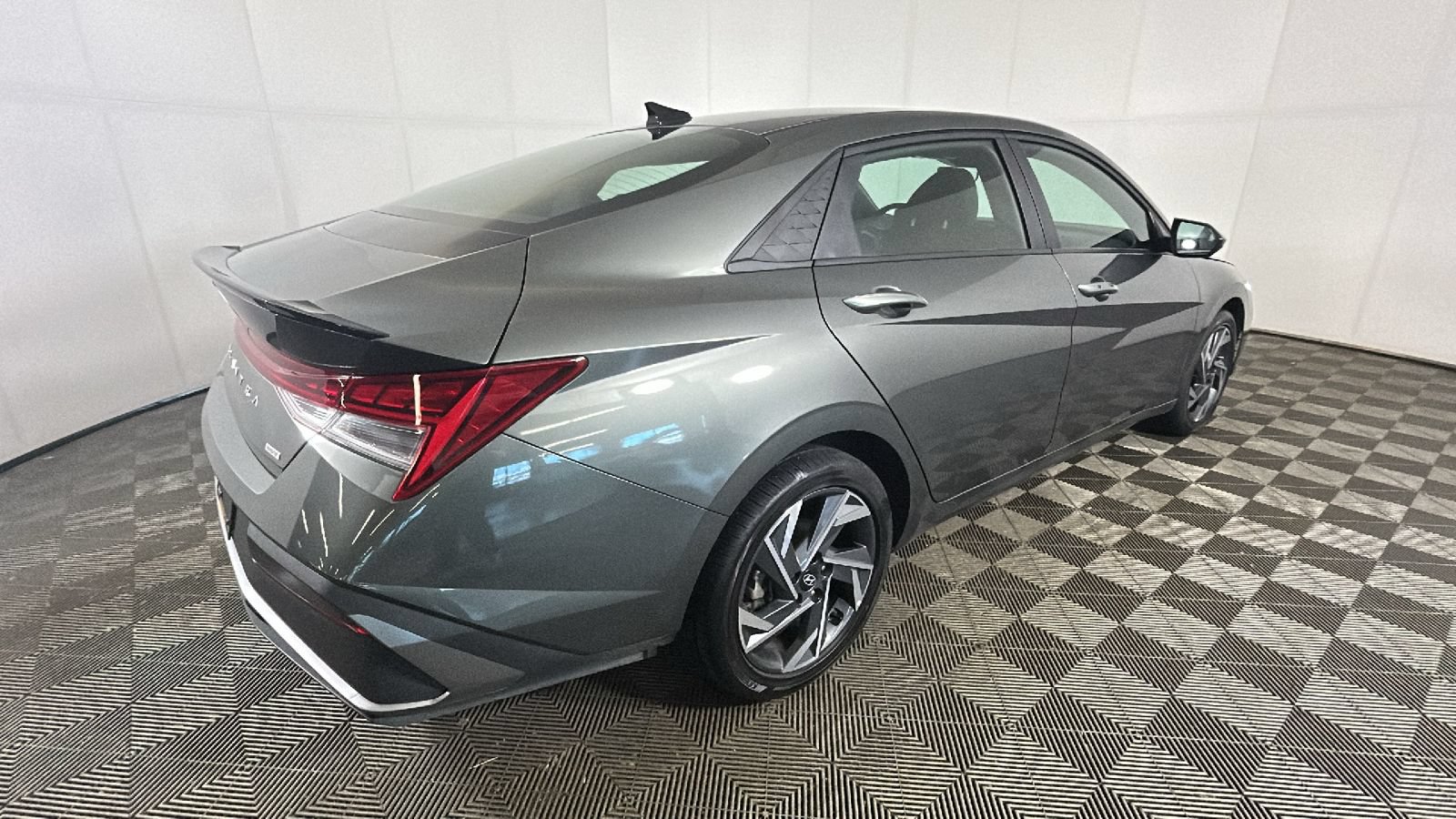 Used 2025 Hyundai Elantra SEL FWD video 4