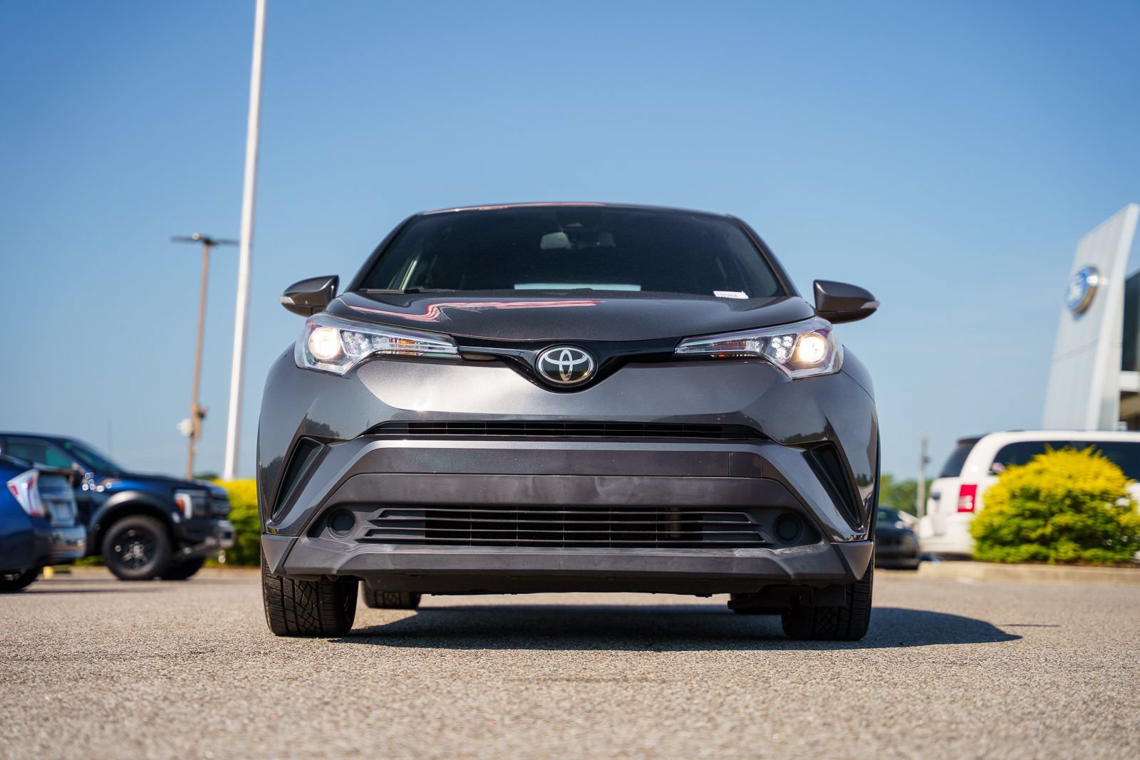 Used 2018 Toyota C-HR XLE FWD image 2