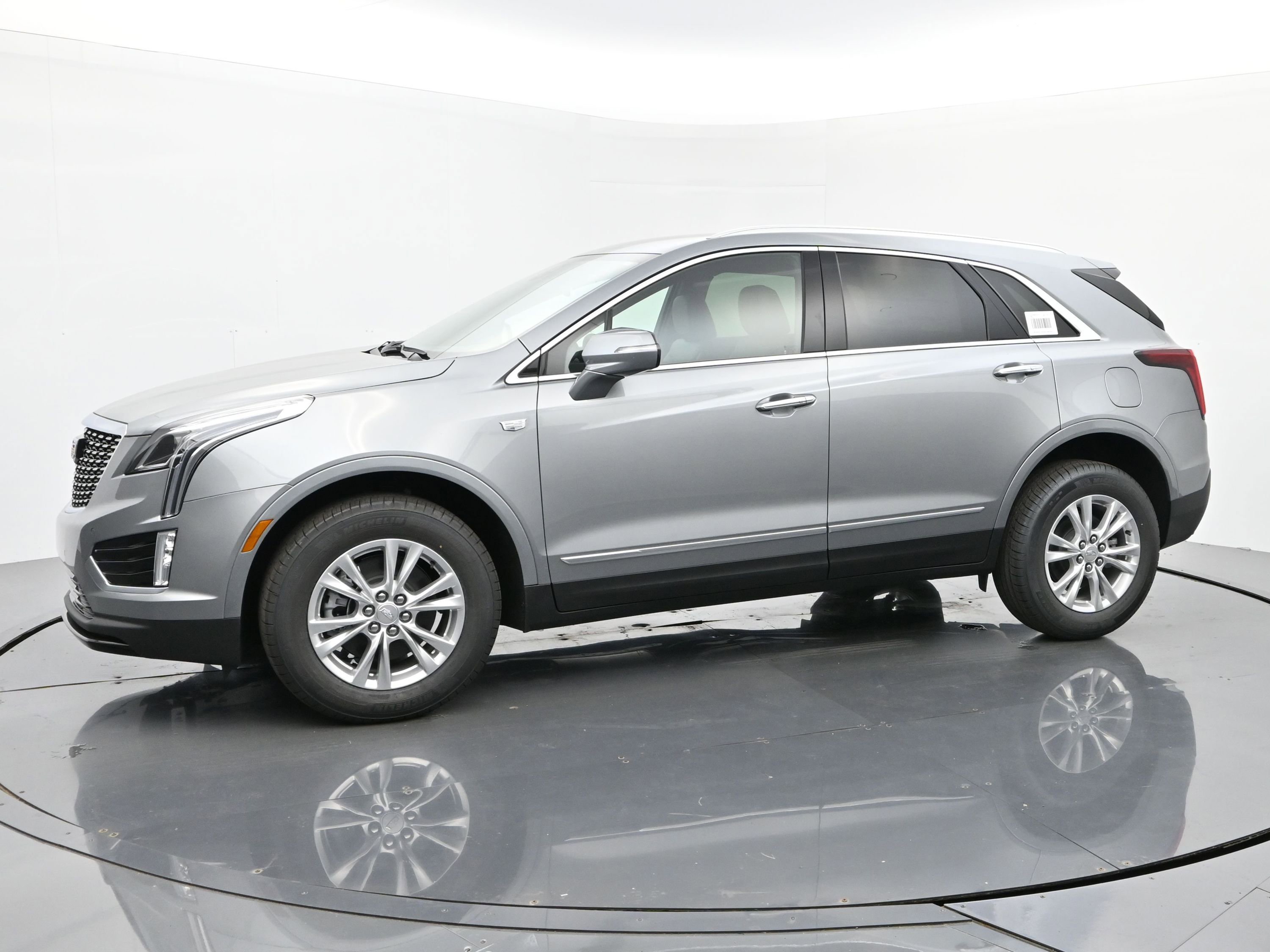 New 2025 Cadillac XT5 Luxury AWD/4WD image 2