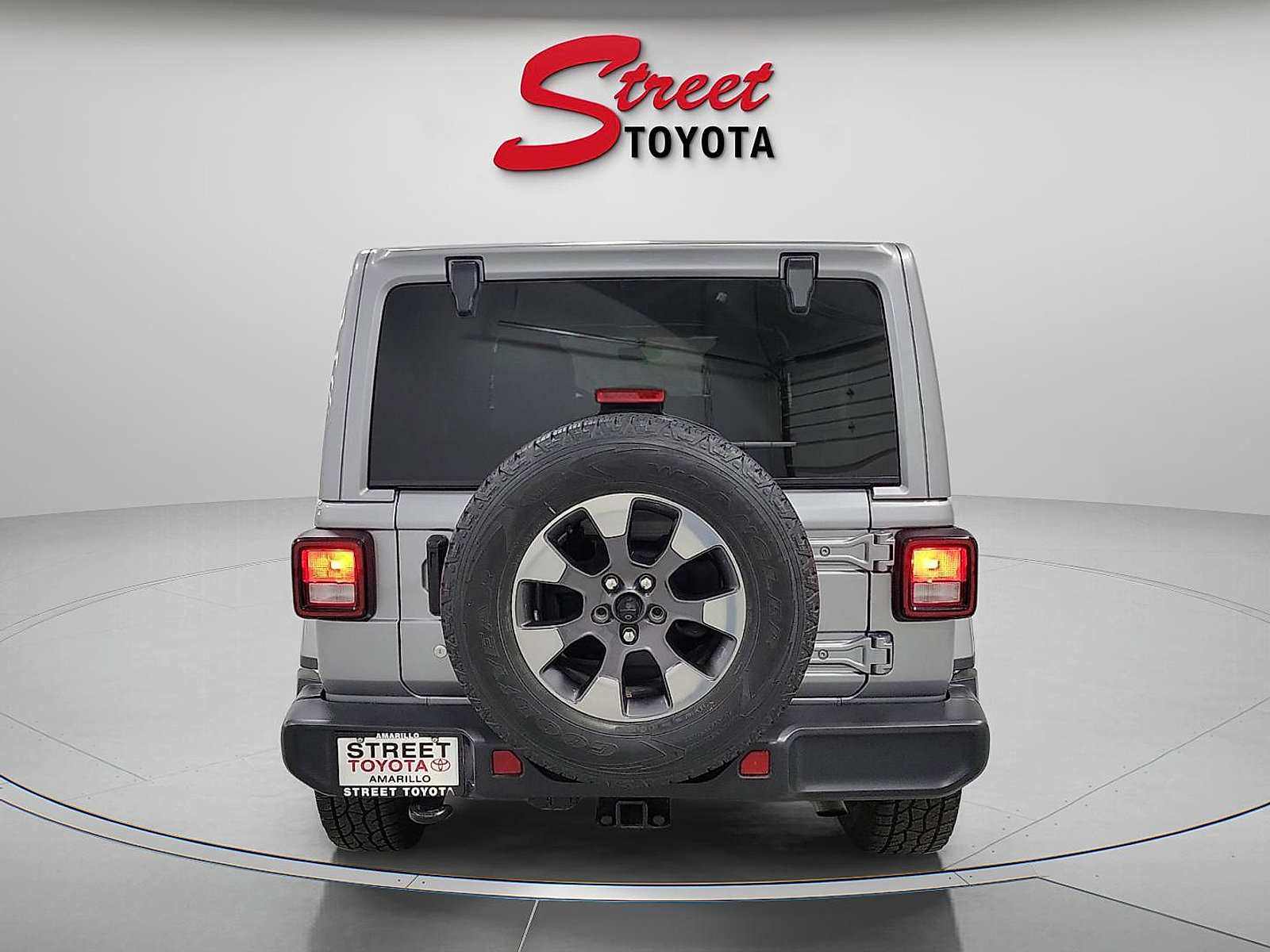 Used 2018 Jeep Wrangler Unlimited Sahara image 3
