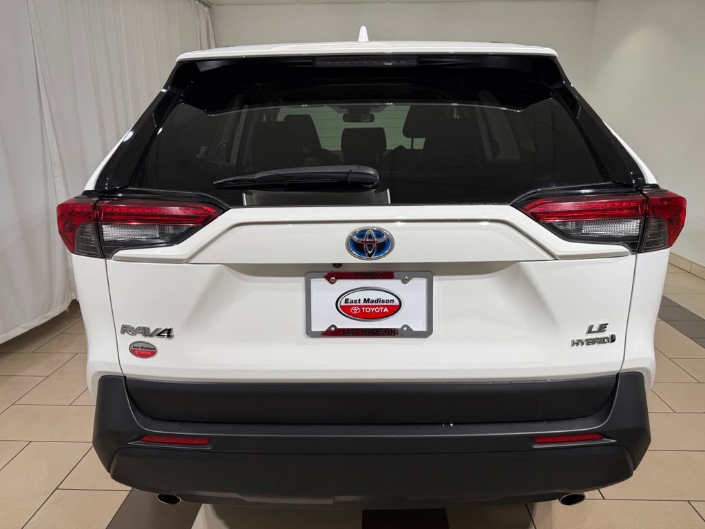 Used 2024 Toyota RAV4 LE AWD/4WD image 4
