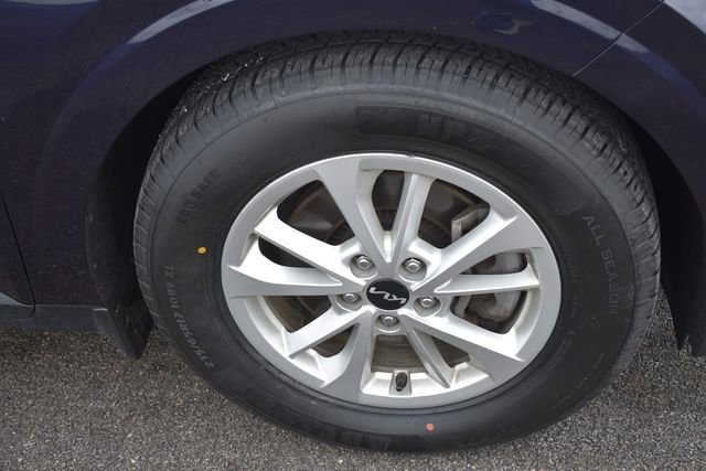 Certified 2024 Kia Carnival LX image 12