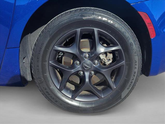 Used 2018 Chrysler Pacifica Touring-L image 7