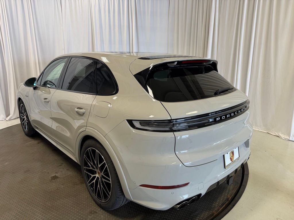 Certified 2026 Porsche Cayenne E-Hybrid AWD/4WD image 3