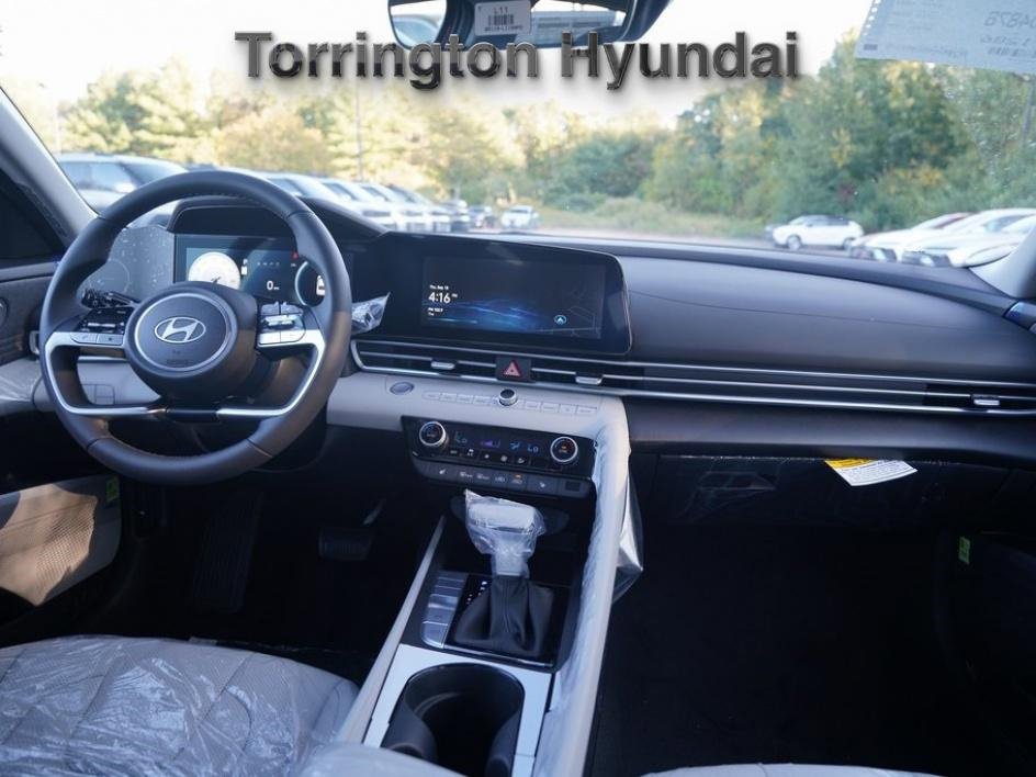 New 2025 Hyundai Elantra Limited w/ Cargo Package image 7