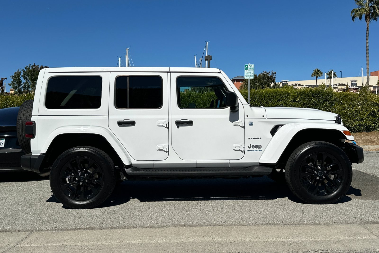 Used 2024 Jeep Wrangler Unlimited Sahara w/ Technology Group AWD/4WD image 3