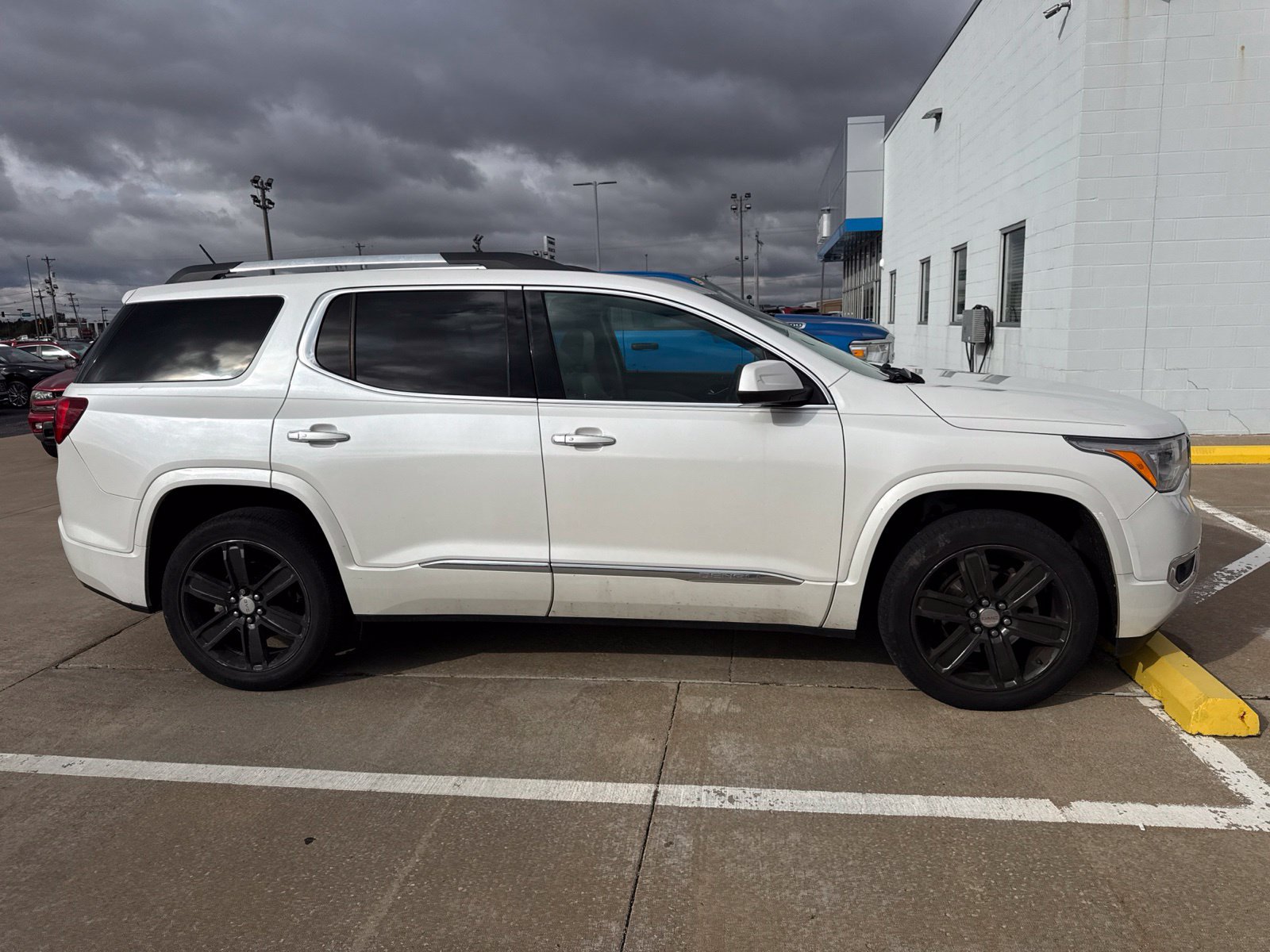 Used 2017 GMC Acadia Denali w/ Technology Package FWD image 2