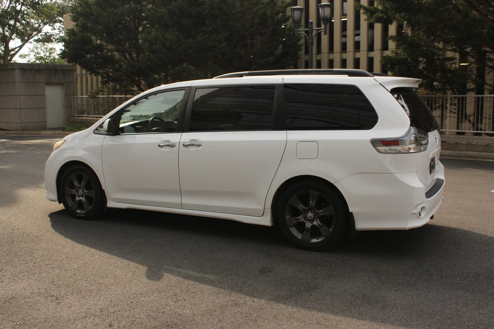 Used 2015 Toyota Sienna SE FWD image 9