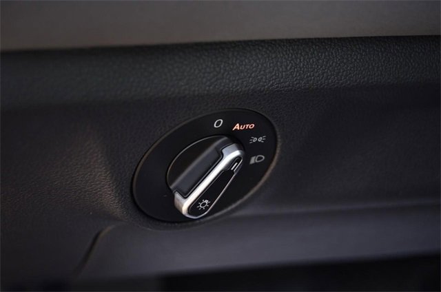 Certified 2025 Volkswagen Jetta SE w/ Sunroof Package image 11