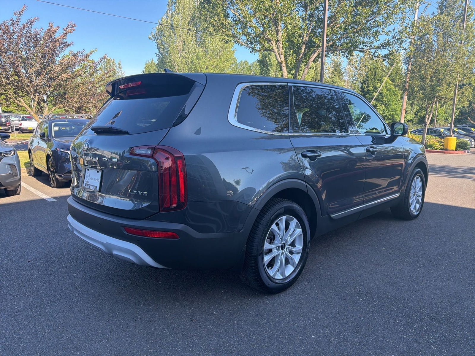 Used 2020 Kia Telluride LX AWD/4WD image 3