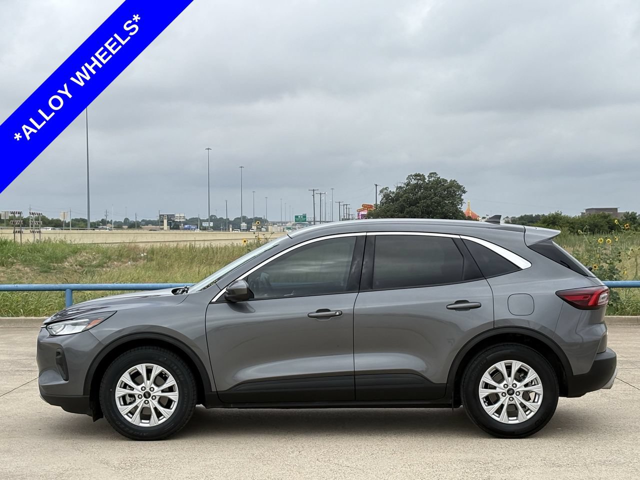 Used 2024 Ford Escape Active w/ Tech Pack #2 FWD image 3