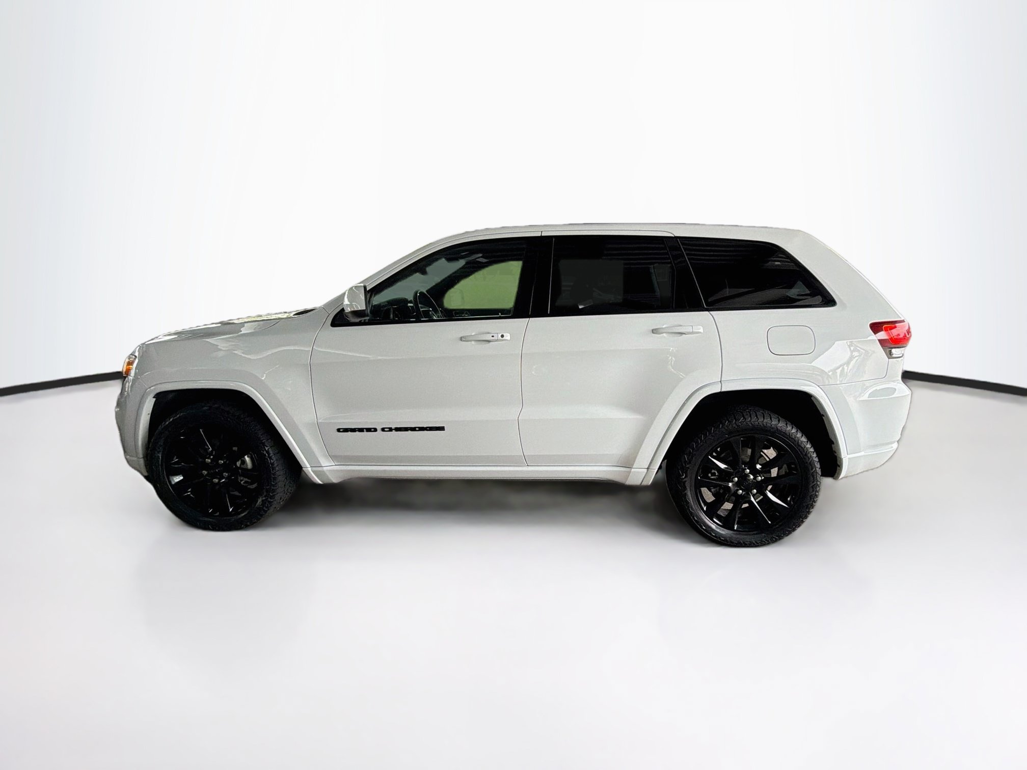 Used 2019 Jeep Grand Cherokee Altitude AWD/4WD image 4