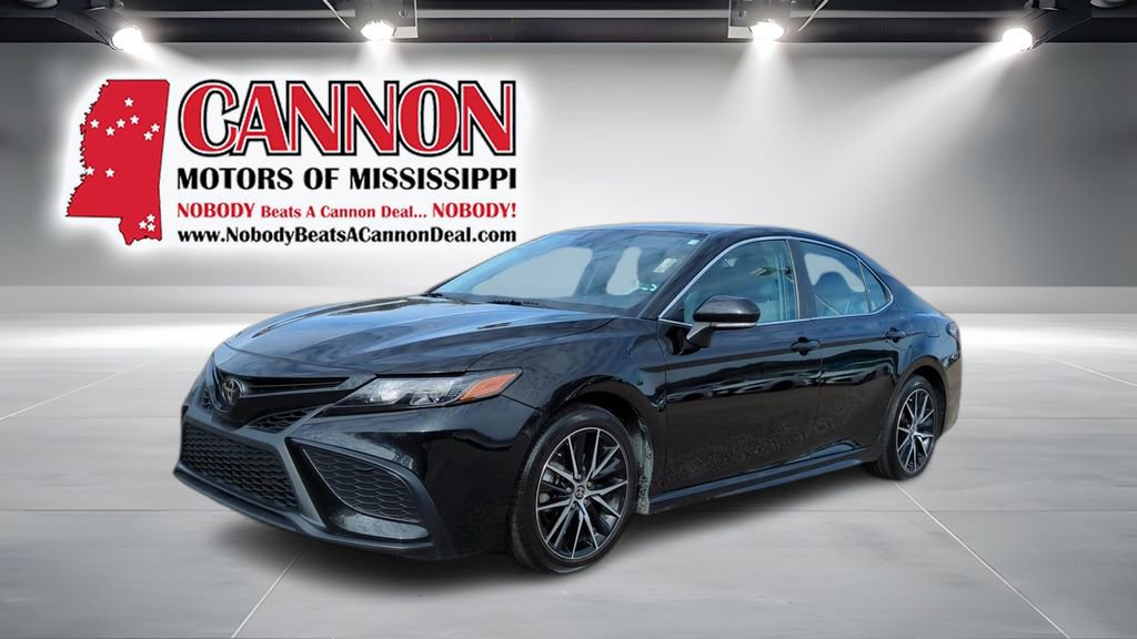 Used 2023 Toyota Camry SE image 1