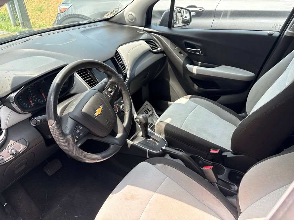 Used 2022 Chevrolet Trax LS w/ Tint and Cruise Package FWD image 9