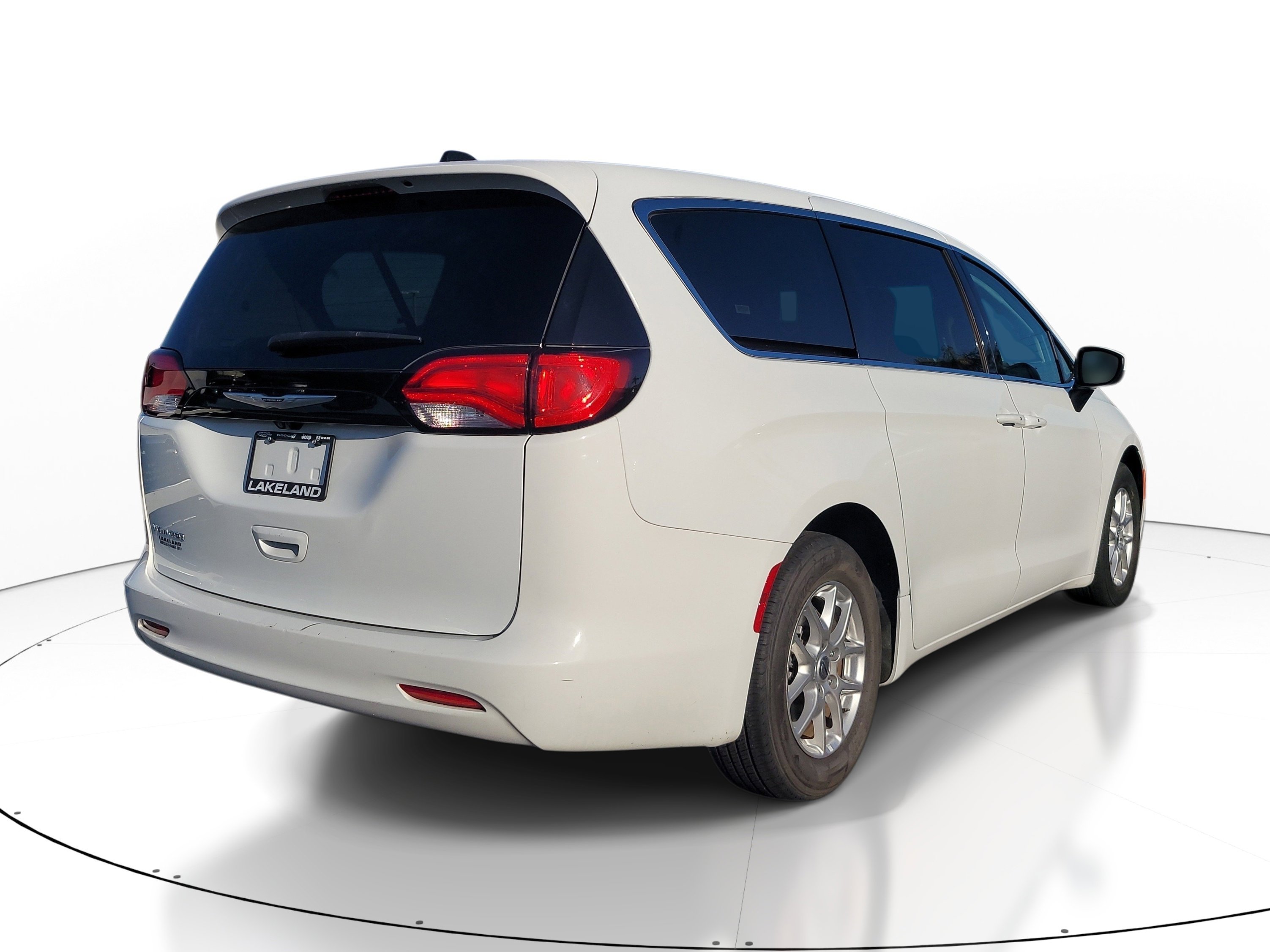 Used 2023 Chrysler Voyager LX FWD image 4