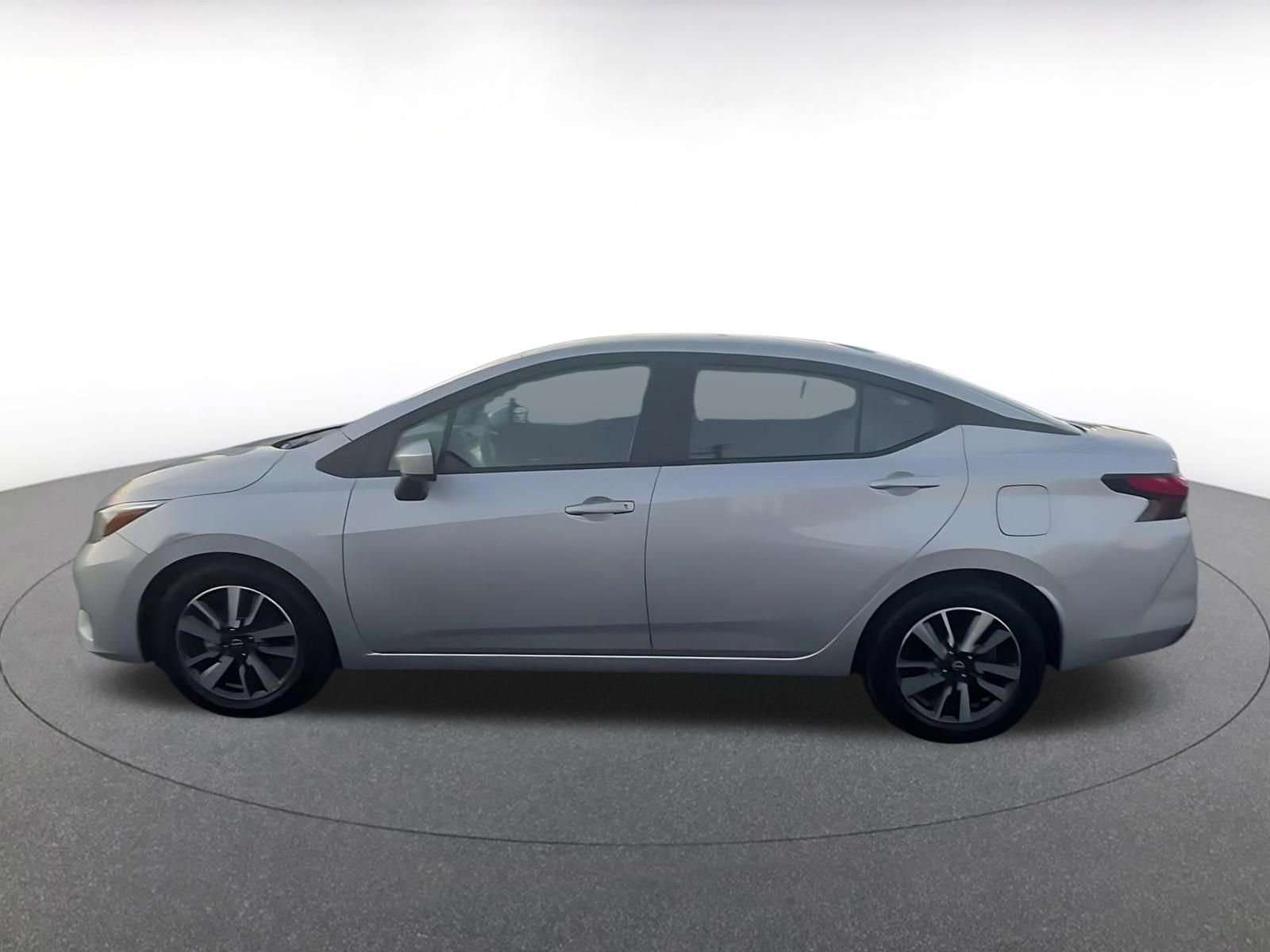 Used 2025 Nissan Versa SV image 9