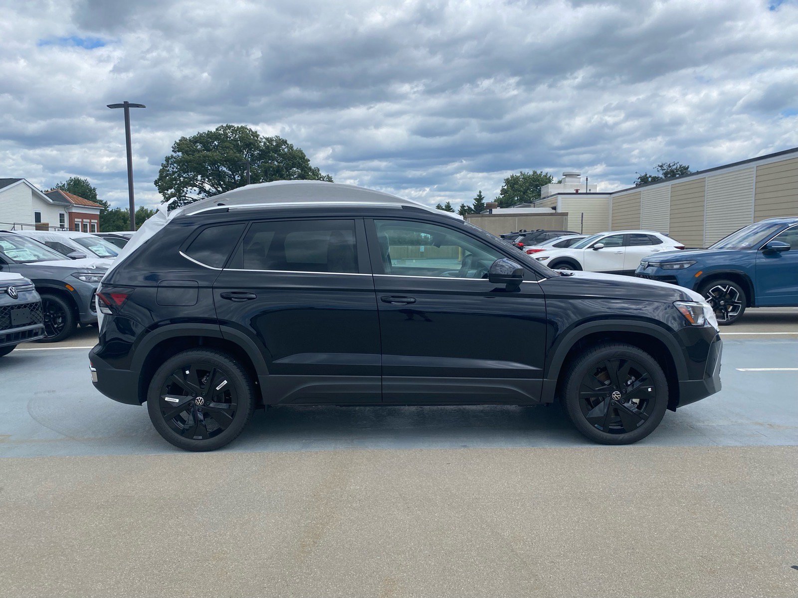 New 2026 Volkswagen Taos SE FWD image 2