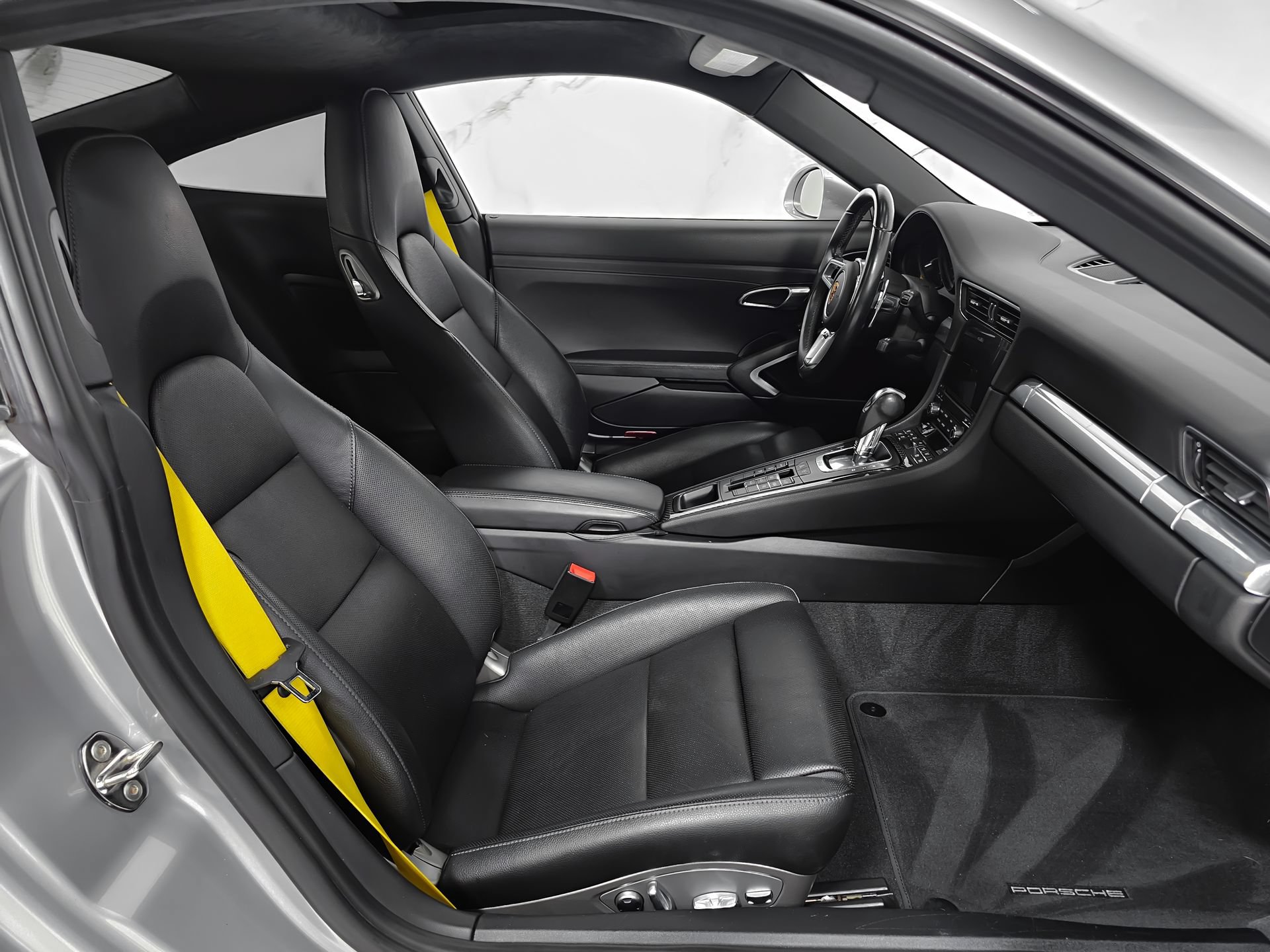 Used 2019 Porsche 911 Carrera RWD image 2