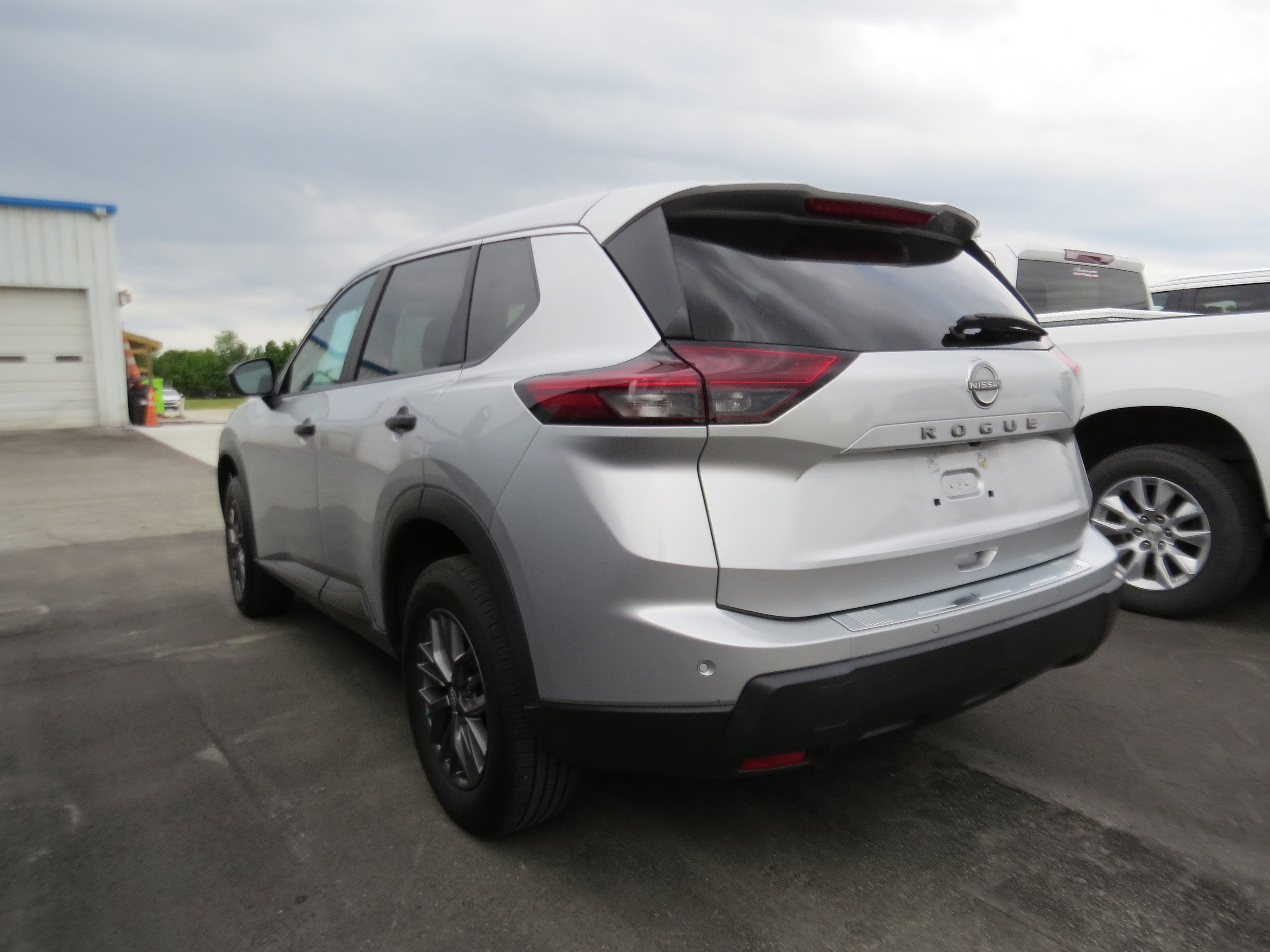 Used 2024 Nissan Rogue S FWD image 5