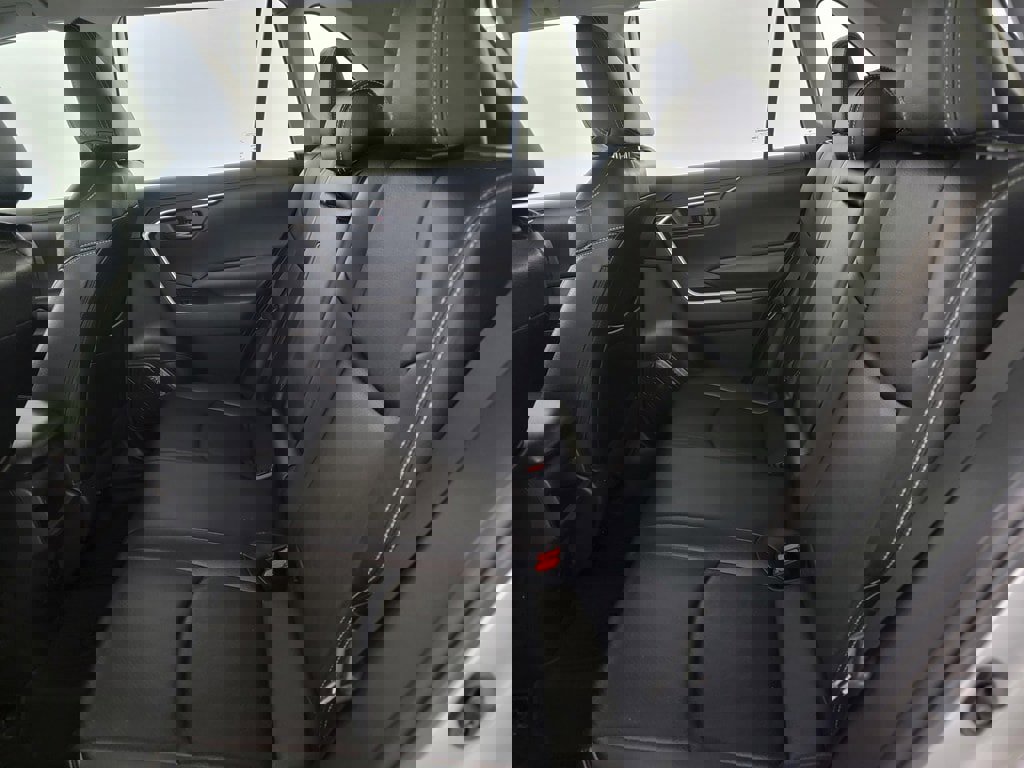 Used 2021 Toyota RAV4 LE image 13